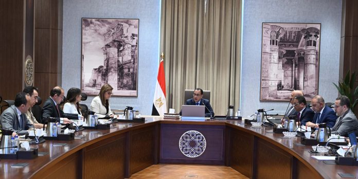 رئيس الوزراء يُتابع إجراءات وضع سقف للاستثمارات العامة رئيس الوزراء يُتابع إجراءات وضع سقف للاستثمارات العامة