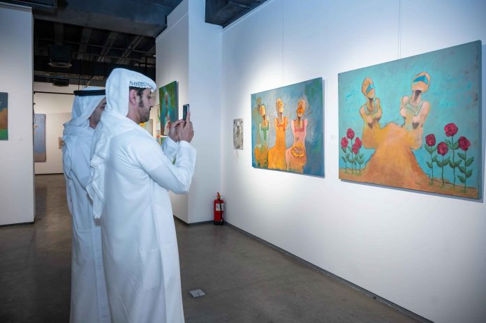 «أنت سمائي».. عمل فني يحاكي الحنين الإنساني في معرض الدهمش بـ السعودية