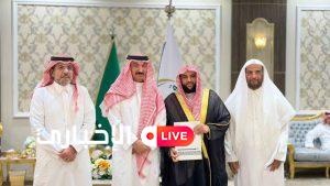 (قبس) تُكرّم الأئمة والحافظين المتميزين| مسيرة نور تتواصل في خدمة القرآن والسنة في مجلس الأمير عبدالعزيز بن محمد 4 alekhbary.com TKByFCaE