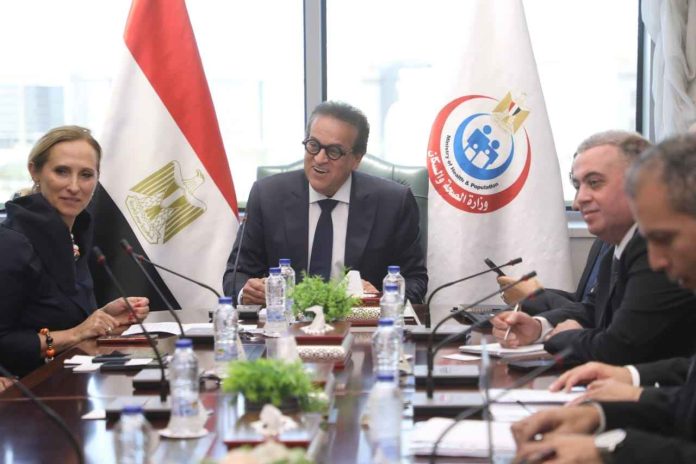 وزير الصحة يبحث مع ميدترونيك تقدم ميكنة منظومة تغيير الصمام الأورطي بالقسطرة (TAVI) وتعزيز المبادرات الصحية