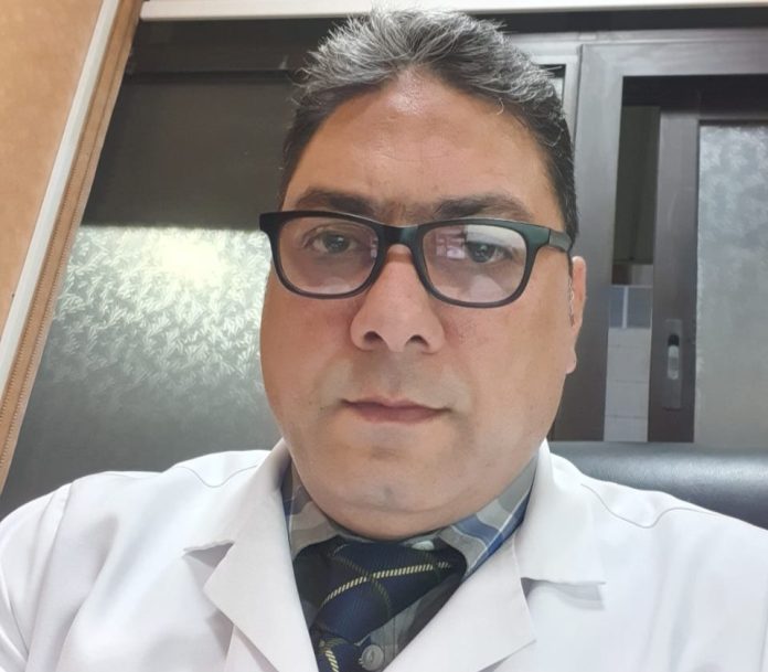 د.عادل الشناوي استشاري الأمراض الصدرية بمستشفيات الحمادي