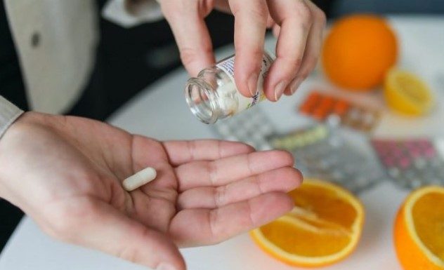 دراسة يابانية: فيتامين C قد يساعد في الحفاظ على صحة المخ والذاكرة مع التقدم في العمر الحفاظ على مستويات كافية من فيتامين C قد يسهم في دعم صحة المخ